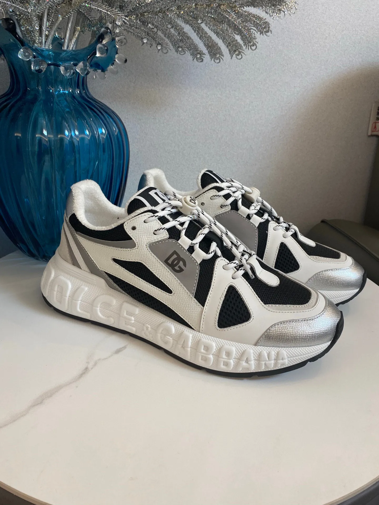 Men's men's shoes💰580 Dolce&Gabbana Dolce & Gabbana's latest popular D&G couple's dad shoes Airmaster series casual sports shoes original purchase development and production Airmaster shoes draw inspiration from Daymaster's iconic shape, while lightening the middle part of the sole to present a more sporty appearance. Nylon upper with contrasting suede and calfskin details. The tongue, heel and back sole are embellished with the DG logo, and the micro-injection logo rubber label is the icing on the cake. Exquisitely packaged at the delivery counter🛍📦 ▪️ Fabric: Original imported first-layer cowhide ▪️ Lining: Customized breathable towel lining ▪️ Sole: Original molded PU+TPU material ▪️ Bottom thickness: 5CM ▪️ Size: Women's 35-40/Men's 39-44 (45 46 customized)